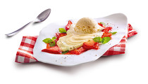 * Erdbeer-Vanilleeis-Traum: Karamellisierte Erdbeeren mit Vanilleeis & gepfefferter Vanillasauce