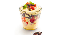 112 Vanillesauce-Trifle mit Erdbeeren & Schoko-Kürbiskern-Crunch